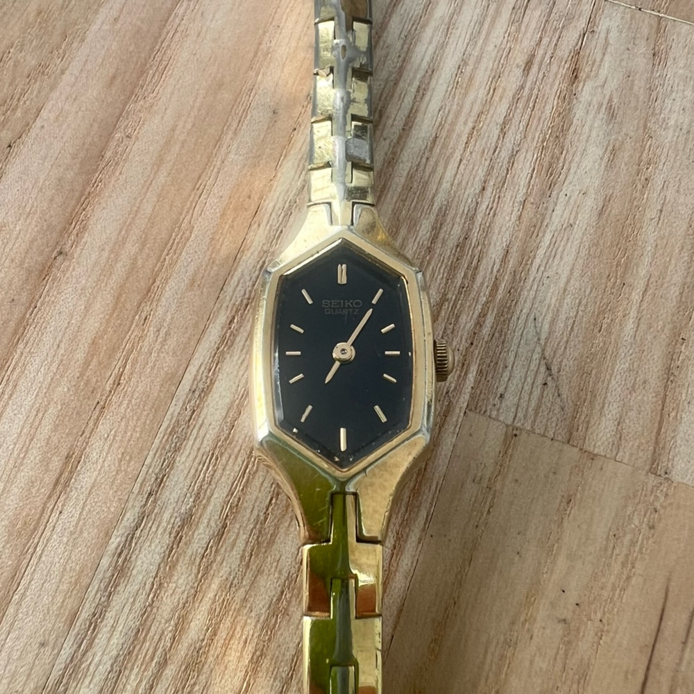 Seiko ladies black dial hexagonal gold tone dress watch NEW BATTERY